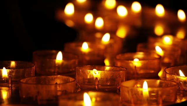 Comment choisir des rituels d'adieu qui honorent le défunt